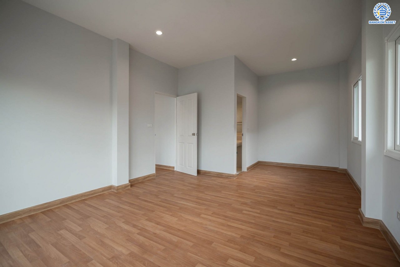 บ้านมือสองตกแต่งใหม่ โครงการ เพอร์เฟคเพลส ราชพฤกษ์ บ้านเดี่ยว จากแบรนด์ Property Perfect เนื้อที่ 56.2 ตร.ว. ฟังก์ชัน 3 ห้องนอน 3 ห้องน้ำ  1 ห้องอเนกประสงค์ จอดรถได้ 2 คัน กับทำเลโซนเมือง ที่เชื่อมต่อหลากหลายเส้นทาง หน้าโครงการติดถ.ราชพฤกษ์ ใกล้รถไฟฟ้าสถานี "บางรักน้อยท่าอิฐ"